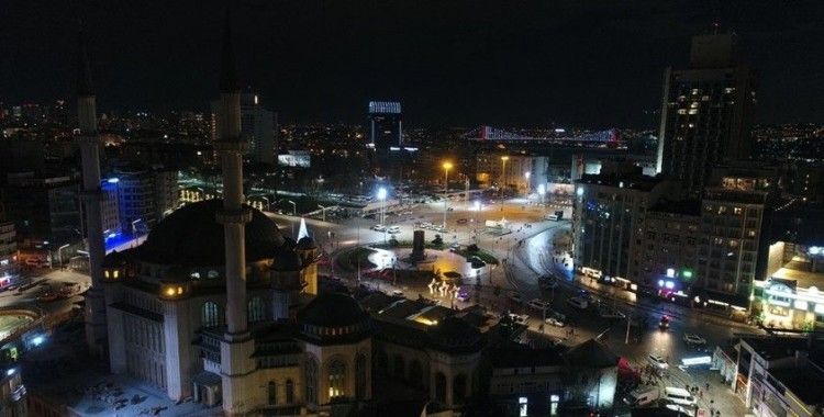 İstiklal Caddesi ve Taksim Meydanı geçtiğimiz yılın aksine bu yılbaşında sessizliğe büründü