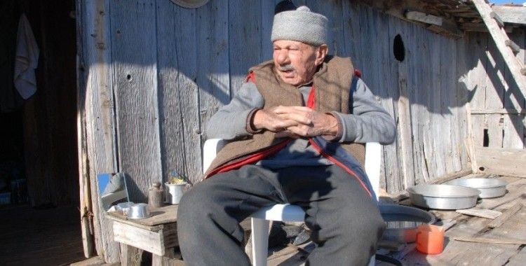 Düğmeli evin ihtiyar delikanlısı