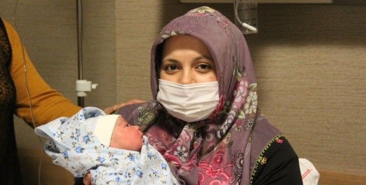 Konya’da yılın ilk bebeği doğdu, iki kutlama bir arada yapıldı