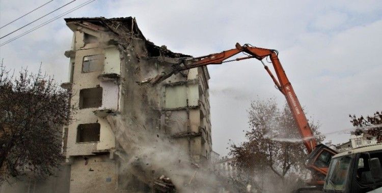 Elazığ'da 5.3'lük depremde hasar alan binanın kontrollü yıkımı başladı