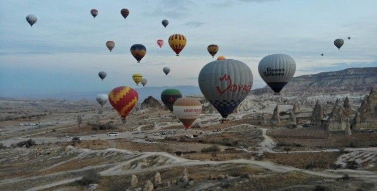 Kapadokya’da gökyüzü balonlarla renklendi