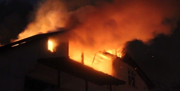 4 katlı bina alev alev yandı