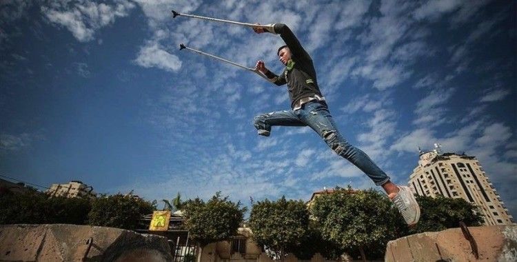 İsrail'in saldırısında bacağını kaybeden Filistinli genç 'parkur sporu'yla engellere meydan okuyor