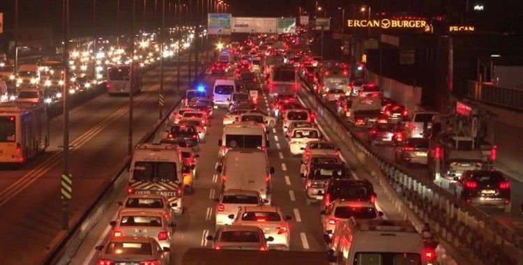 İstanbul’da mesai çıkışında trafik yoğunluğu