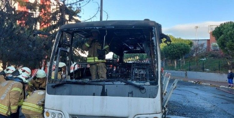 Silivri’de park halindeki midibüs alev alev yandı