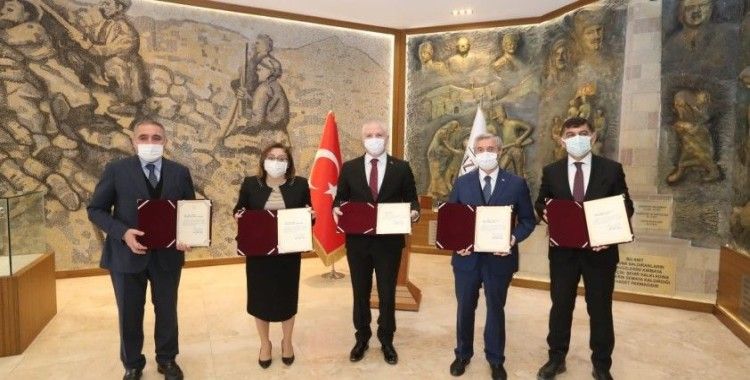 Bakan Selçuk'tan Tahmazoğlu'na teşekkür belgesi