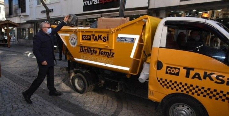 'Çöp taksi' çöpleri oyun havasıyla topluyor