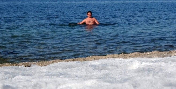 Acil tıp doktoru dondurucu havada Van Gölü’nde yüzüyor