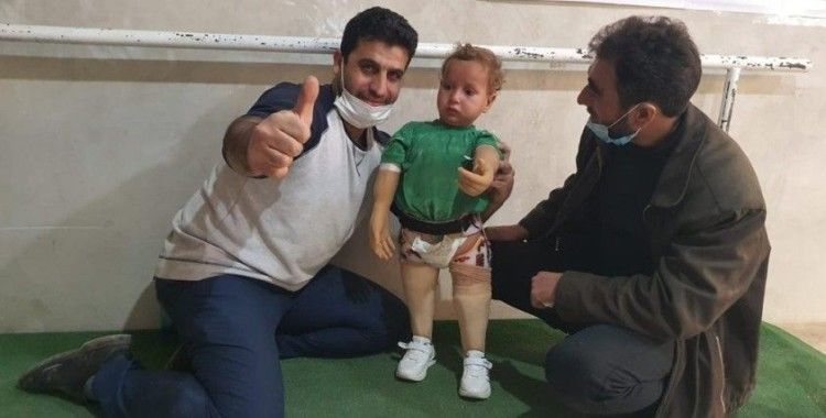Savaşın çocuklarına protez takarak hayata bağlanıyor