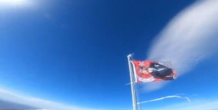 Uludağ’ın zirvesindeki bayrağı dağcılar yeniledi