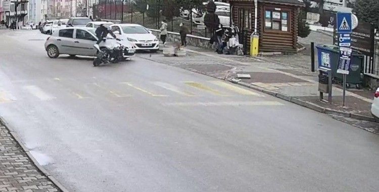 Bolu’da motosikletin otomobile çarpma anı güvenlik kamerasında
