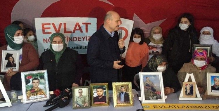 İçişleri Bakanı Soylu, HDP önünde evlatlarının yolunu gözleyen alilerle buluştu