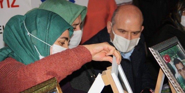  İçişleri Bakanı Soylu, 493 gündür HDP önünde evlat nöbetinde olan ailelerle bir araya geldi
