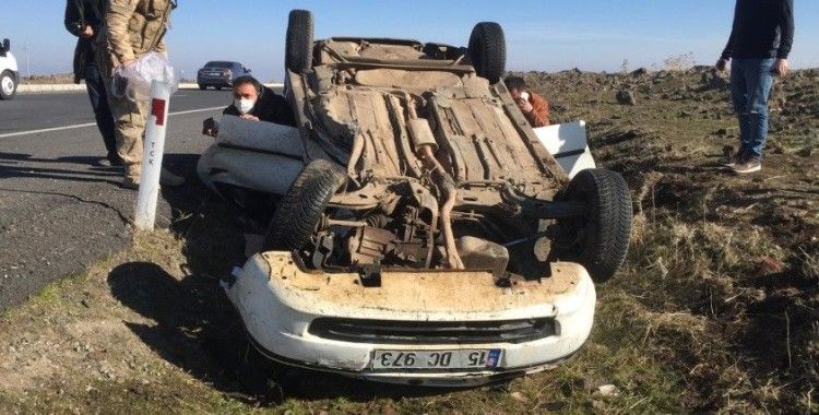Diyarbakır'da iki otomobil kafa kafaya çarpıştı: 1'i ağır 5 yaralı
