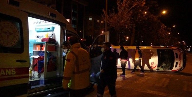 Çanakkale’de ticari taksi ile ambulans çarpıştı: 5 yaralı
