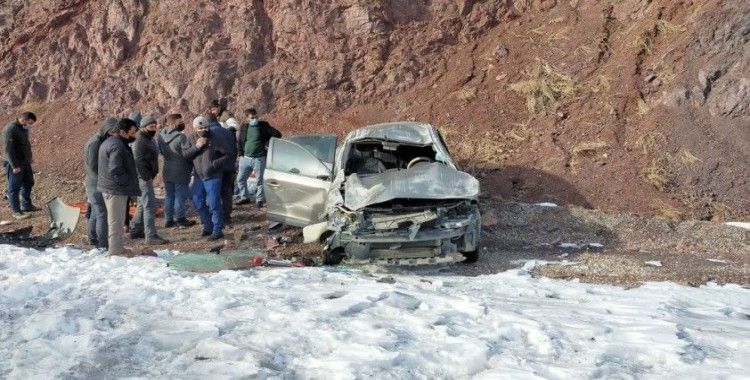 Van-Özalp karayolunda trafik kazası; 2 yaralı