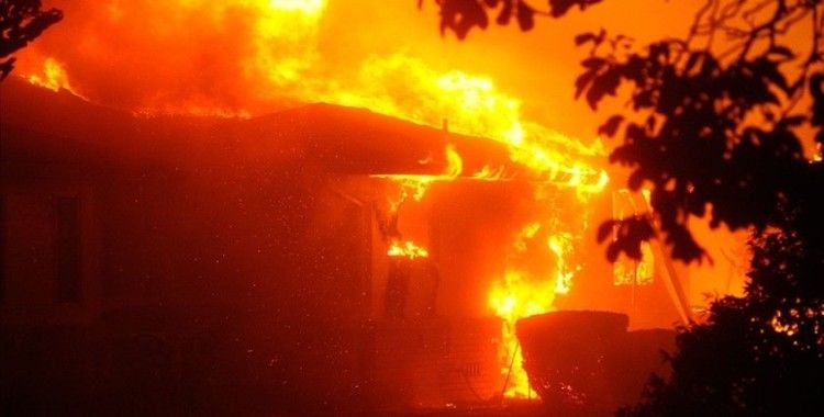 Kolombiya'da 3 evde çıkan yangında 7 kişi hayatını kaybetti