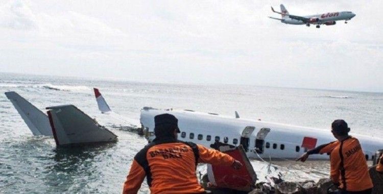 Endonezya'da düşen yolcu uçağındaki yolcuların ceset parçaları çıkarılıyor