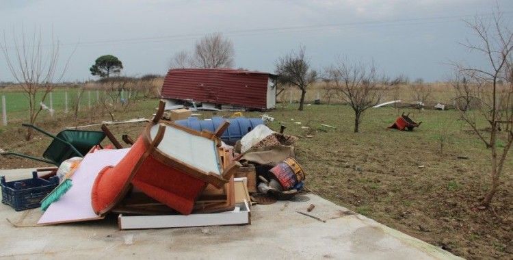 Manisa'da fırtına konteyner evi uçurdu: 2 yaralı