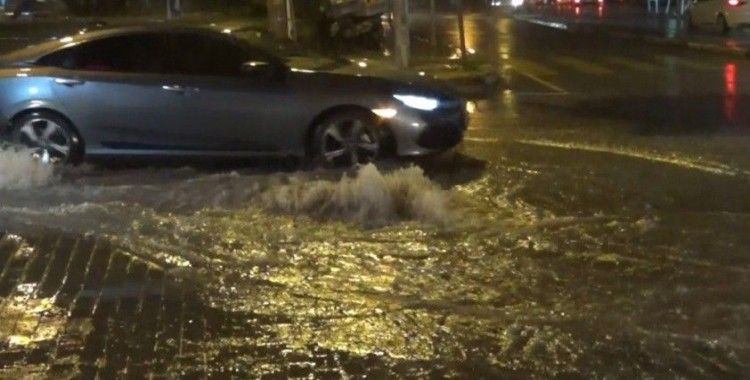 İzmir’de sağanak yağış nedeniyle caddeler göle döndü