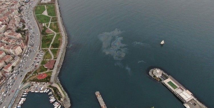 Hamsi avının yasaklanmasının ardından Marmara Denizi’nde dev petrol sızıntısı görüntülendi