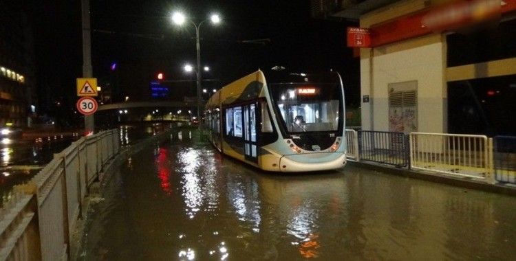İzmir'de sağanak yağışın bilançosu: 212 iş yeri ve haneyi su bastı