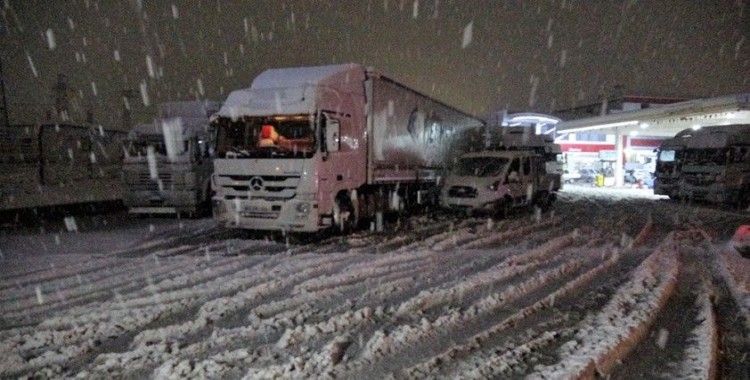 Tokat'ta yoğun kar yağışı ulaşımda aksamalarda neden oldu