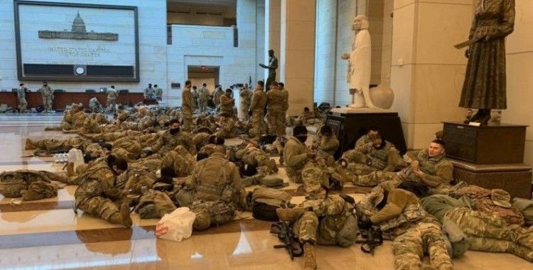 Washington'da Biden'ın yemin töreni öncesi güvenlik önlemleri artırıldı: ABD'li askerler Kongre binasında yerde yatıyor