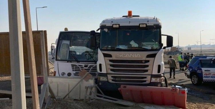 Dubai'de otobüs ile kamyon çarpıştı: 27 yaralı