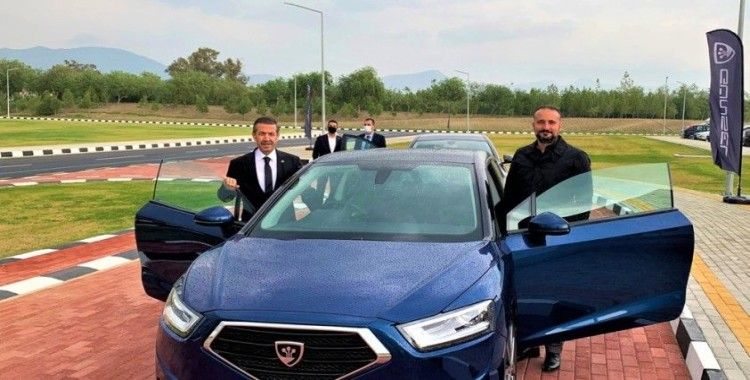 Dışişleri Bakanı Tahsin Ertuğruloğlu, KKTC'nin yerli otomobilini test etti