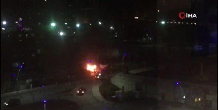 Sultangazi’de park halindeki araç alev alev yandı