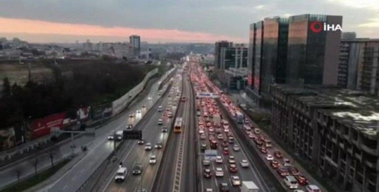 Kısıtlamaya saatler kala İstanbul'da trafik yoğunluğu