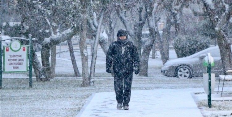 Eskişehir'de kar yağışıyla cadde ve parklar beyaz örtüyle kaplandı