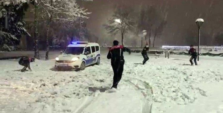 Sakarya'da polis ekipleri gönüllerince karın keyfini çıkardı
