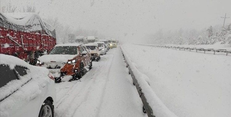 Yoğun kar nedeniyle Anadolu Otoyolu'nda ulaşım aksadı
