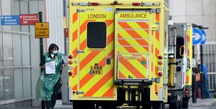 İngiltere'de her 30 saniyede bir Kovid-19 vakası hastanelere kabul ediliyor