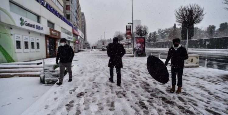 Kar yağışını gören vatandaş: "Allah-u Teala bereketini veriyor"