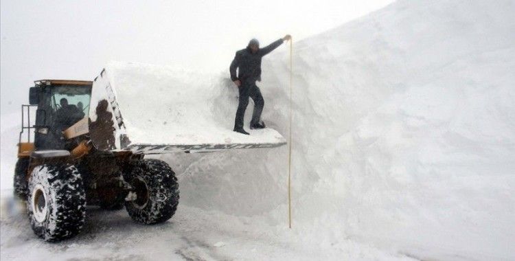 Muş'ta 'kar kaplanları' yolları açmak için metrelerce karla mücadele ediyor