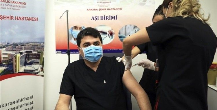 Demokrat Parti Genel Başkanı Gültekin Uysal Kovid-19 aşısı yaptırdı