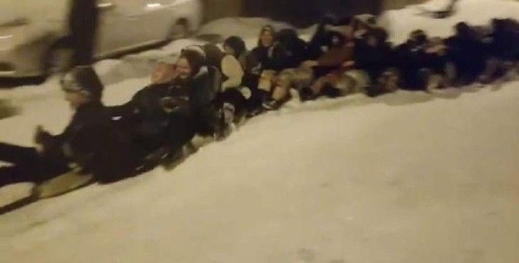 Bursa’da kar çılgınlığı...45 kadın aynı anda böyle kaydı