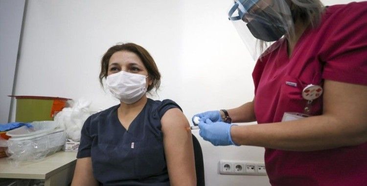 Dicle Üniversitesi Hastanesi'nde koronavirüs aşısı uygulanmaya başladı