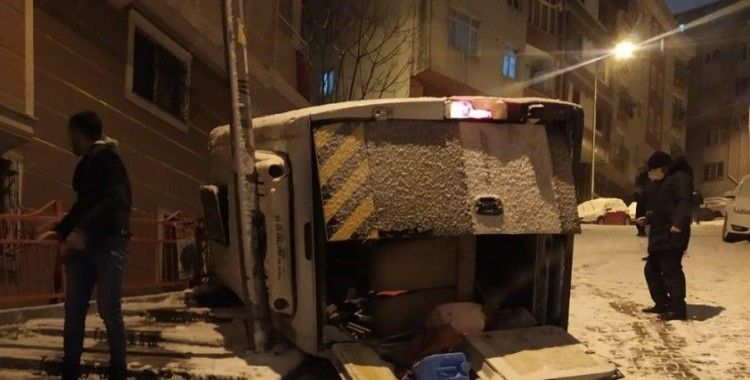 İstanbul’da servis minibüsünün takla atıp devrildiği an kamerada