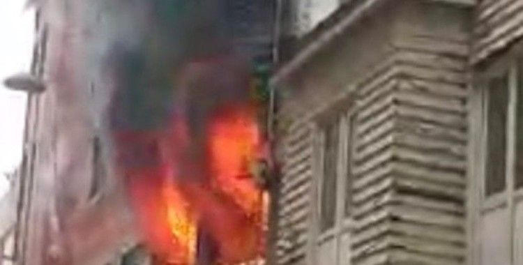 Fatih’te apartman dairesinde yangın: Mahsur kalanlar son anda kurtarıldı