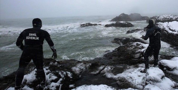 Karadeniz'de kuru yük gemisinin batması sonucu kaybolan 3 kişiyi arama çalışmaları sürüyor