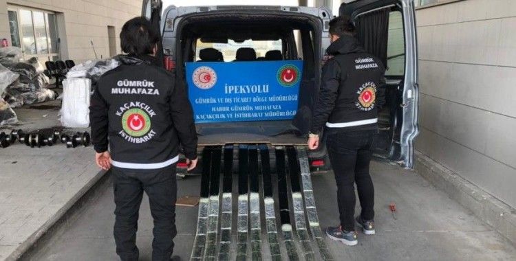 Gümrük Muhafaza ekiplerince Habur'da 29 bin paket kaçak sigara ve yüzlerce cep telefonu ele geçirildi