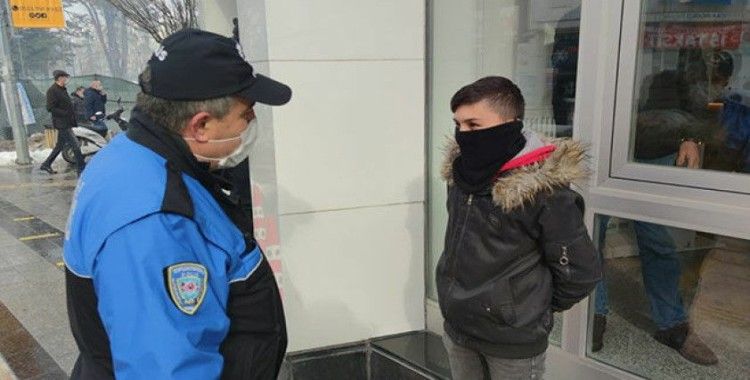 Polisten bankadaki babasını bekleyen çocuğa: Söyle 900 lira daha çeksin