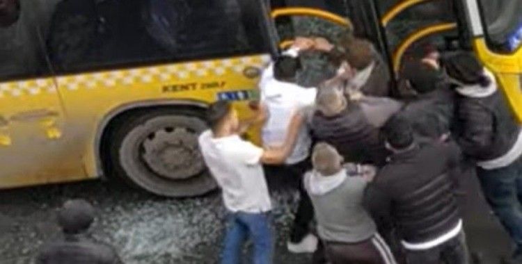  İstanbul’da otobüsün camını kırıp şoförü ve oğlunu darp ettiler
