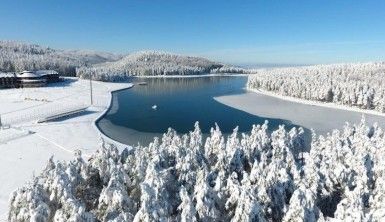 Bin 300 rakımdaki Topuk Yaylası göleti buz tuttu