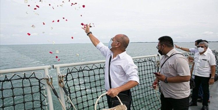 Endonezya'da uçak kazasında ölenler için denize çiçek bırakıldı
