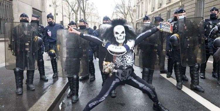 Paris'te sol sendikalar şirketlerin işçi çıkarmasını protesto etti
